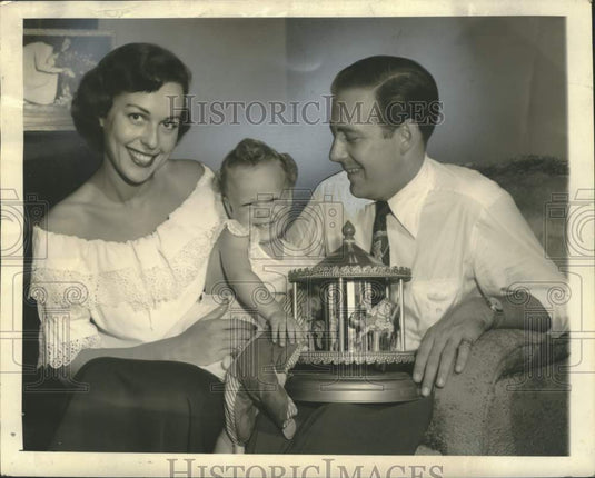 1949 Press Photo Former Miss America Bess Myerson with Husband, Daughter - Historic Images