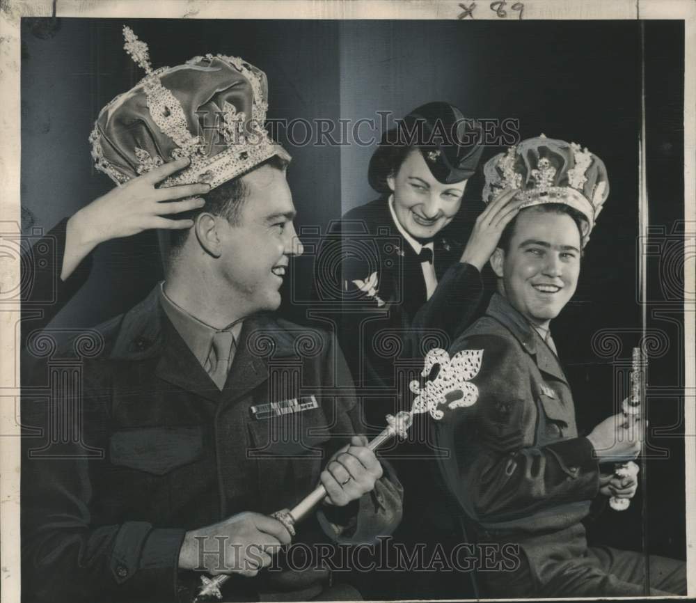 1951 Sylvia Hamek, helps L.A. Larson adjust his crown as King Patria-Historic Images