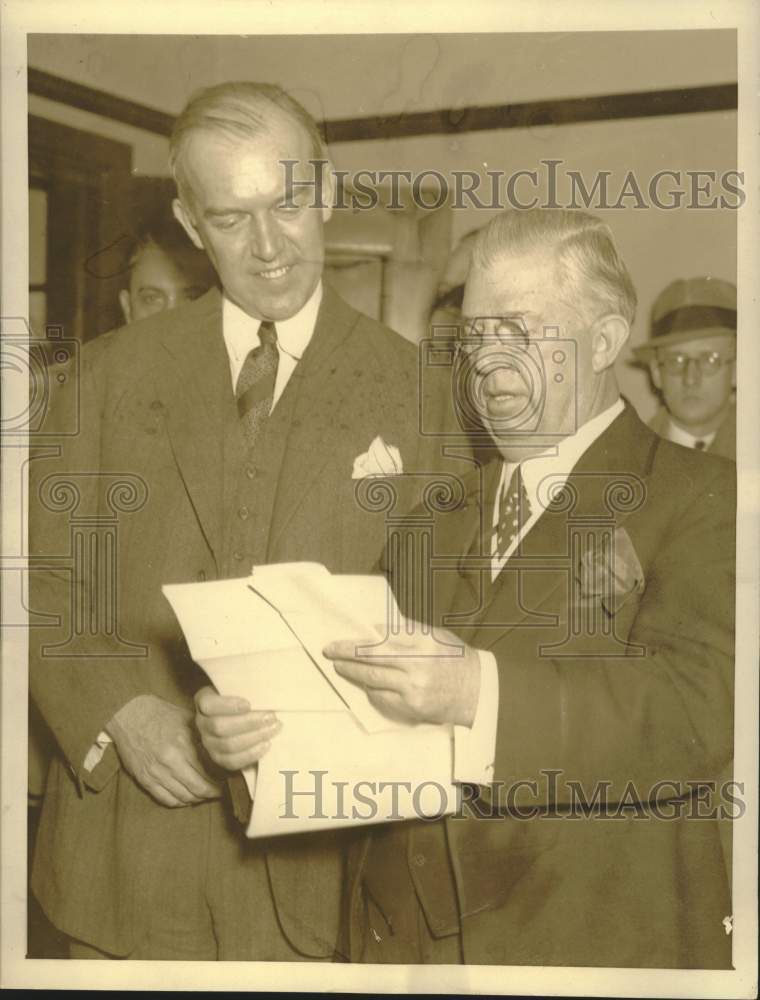 Press Photo Chelsey Jurney reads an arrest order to William MacCracken, Wash. - Historic Images