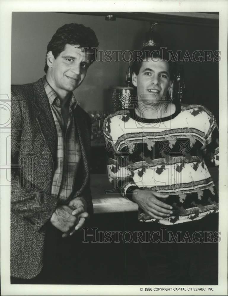 1987 Press Photo Actors Ed Marinaro, Ken Olin of &quot;Single Bars, Single Men&quot; - Historic Images