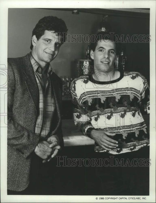1987 Press Photo Actors Ed Marinaro, Ken Olin of "Single Bars, Single Men" - Historic Images