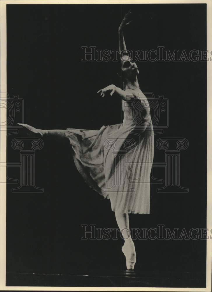 1988 Press Photo Sara Nieto dancer in &quot;Ballet de Santago&quot; from Chile. - Historic Images