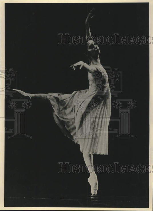 1988 Press Photo Sara Nieto dancer in "Ballet de Santago" from Chile. - Historic Images
