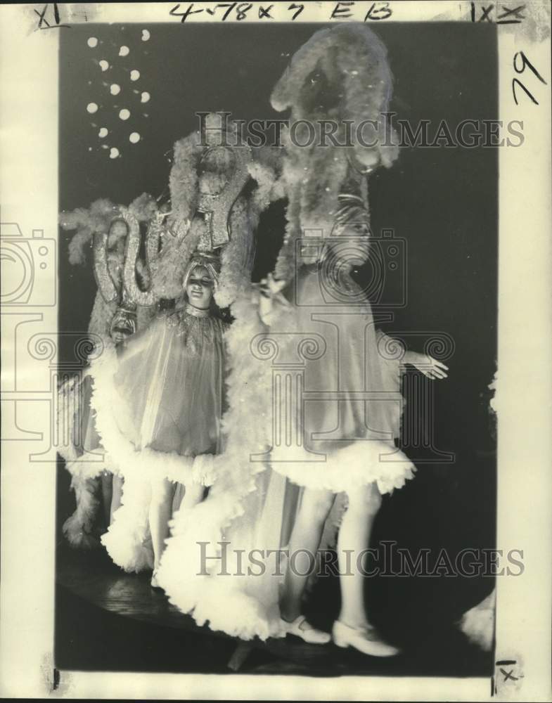 1975 Press Photo A gaily costumed chorus line in show at Havana&#39;s Tropicana club - Historic Images