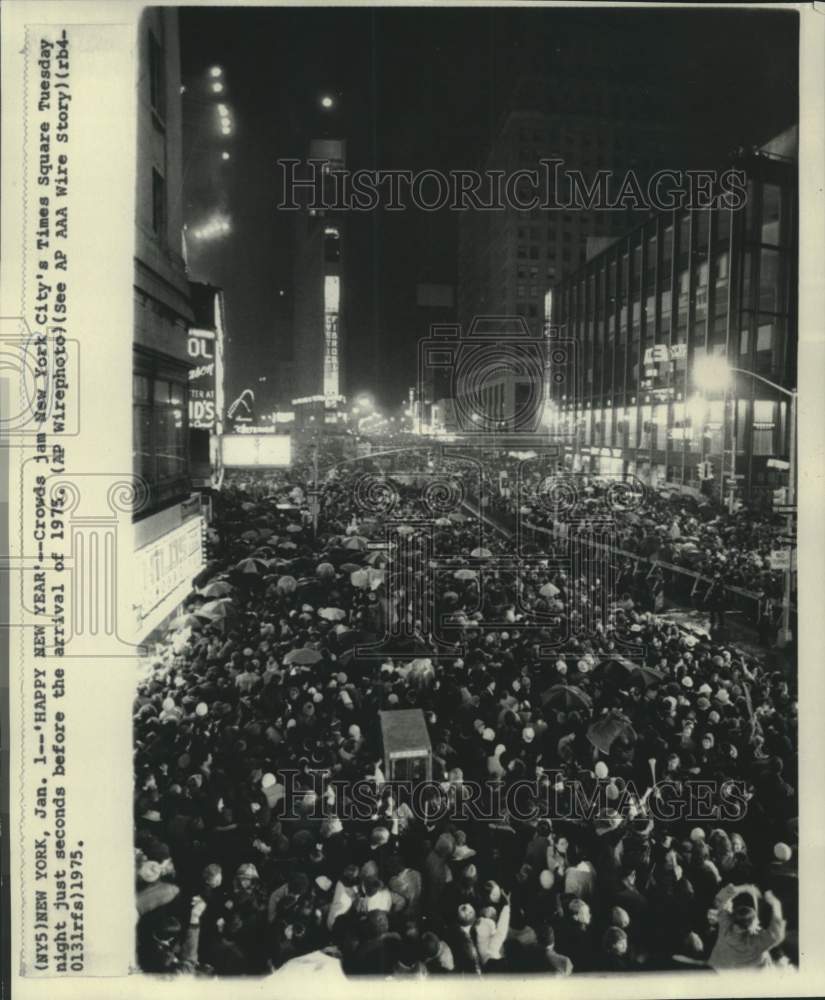 1975 Press Photo Crowds jam Times Square seconds before the arrival of 1975. - Historic Images