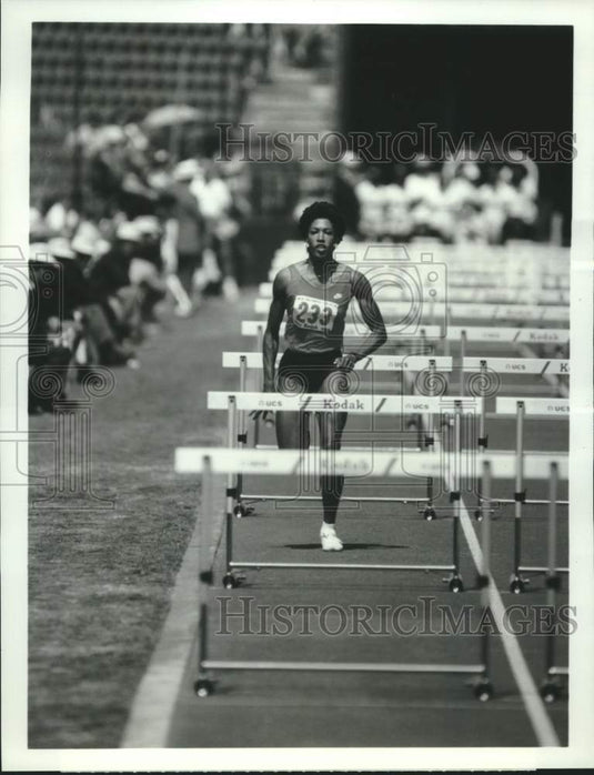 1984 Press Photo Tim Turner at the women's 100-meter hurdles trials, Los Angeles - Historic Images