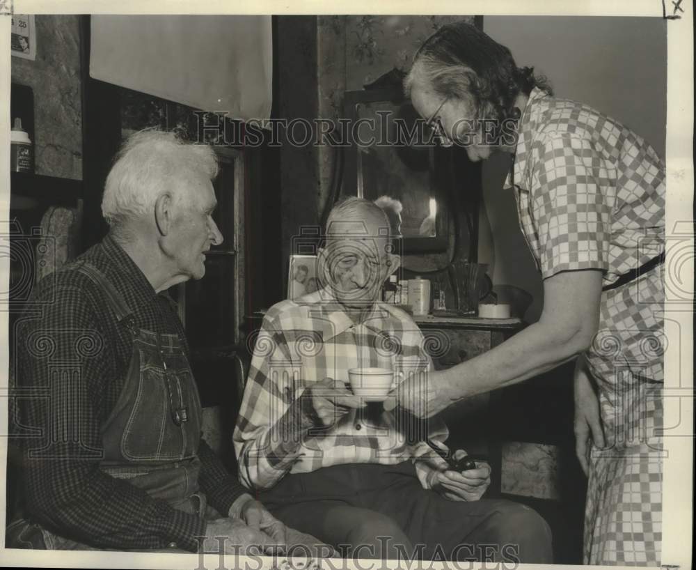 1959 Press Photo 105-Year-Old Edd Palmer Served Coffee by Daughter, Mississippi-Historic Images