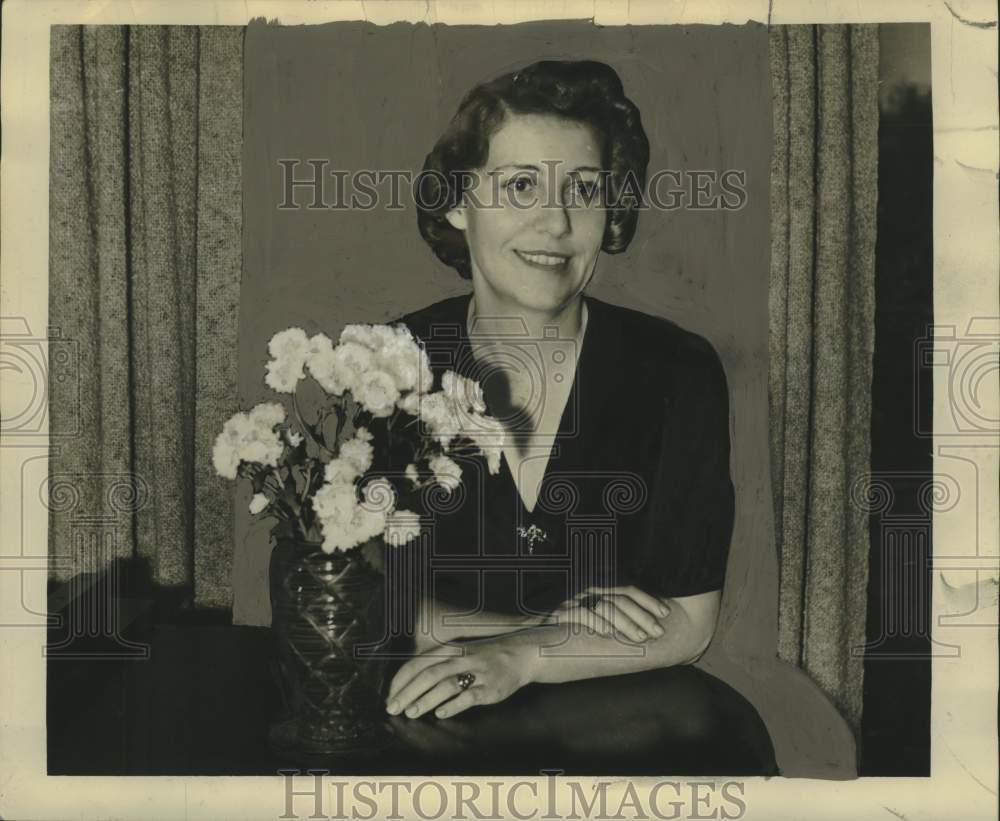 1938 Press Photo Winifred Palmer sits pretty next to some flowers at a table - Historic Images