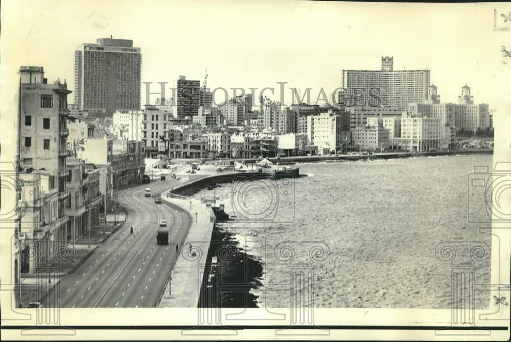 1971 Press Photo Sparse Traffic on Four-Lane Cuban Roadway, Havana - Historic Images