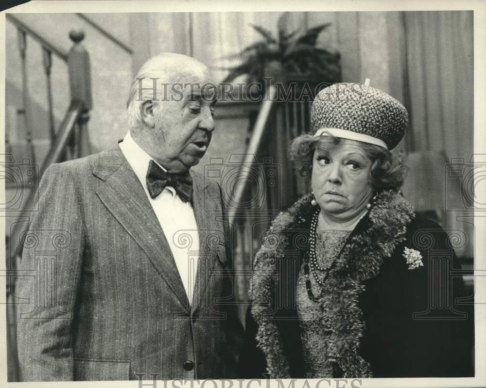 1975 Press Photo Hermione Baddeley & Pat O'Malley on "Maude" - Historic Images