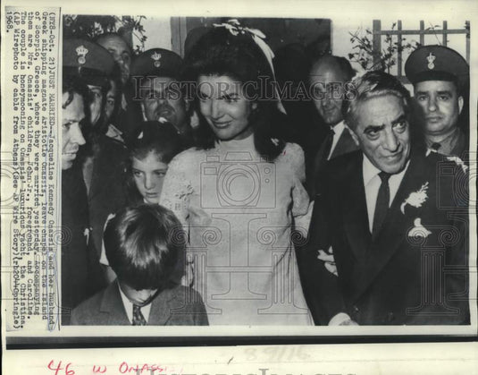 1968 Press Photo Jacqueline Kennedy Onassis & her new husband on Scorpio, Greece - Historic Images