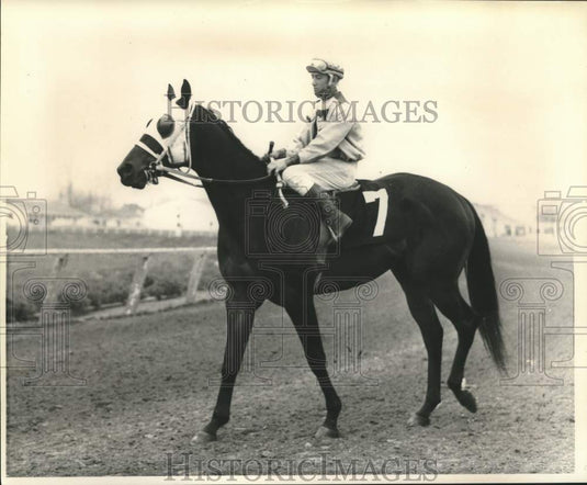 Press Photo Jockey L. Moyers on Racehorse Buzz Buzz - Historic Images