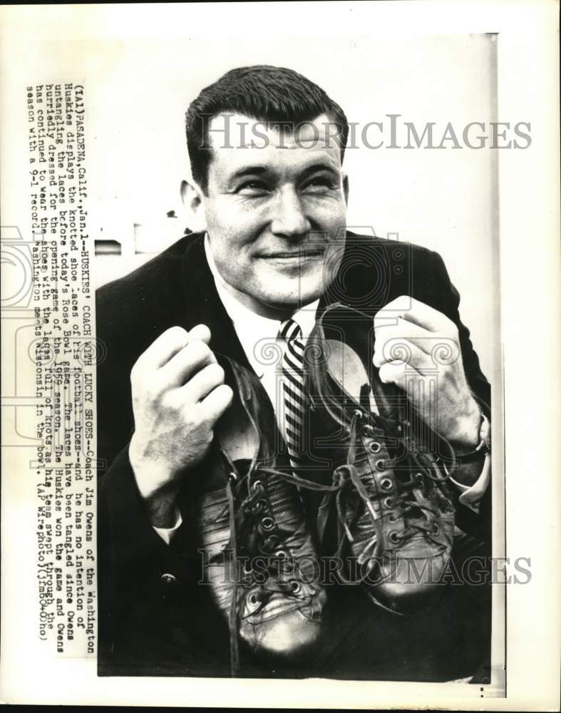 1960 Press Photo Coach Jim Owens of Washington Huskies with his lucky shoes. - Historic Images