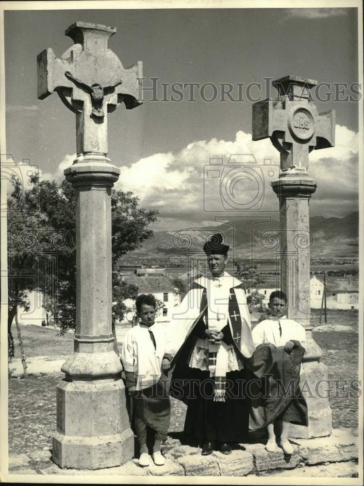 1960 Press Photo Actor John Mills stars as a priest in &quot;The Singer Not The Song&quot; - Historic Images