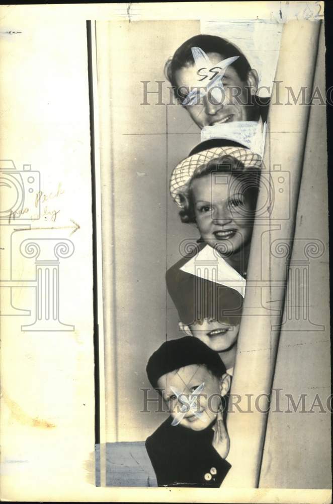 1950 Press Photo Actor Gregory Peck & Family - Historic Images