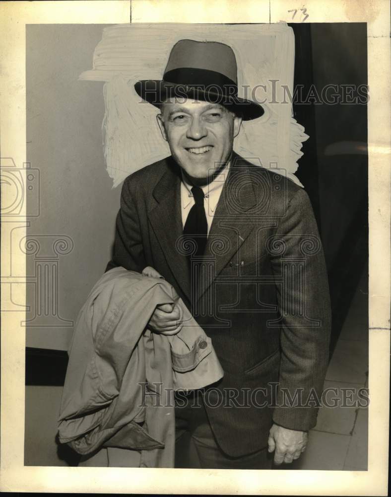 1951 NBC UN correspondent Leon Pearson smiles for the camera-Historic Images