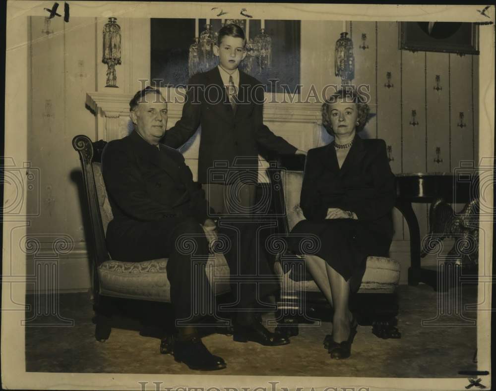 1949 Press Photo Beauford Jester poses with Mrs. Jester &amp; their son Beauford Jr. - Historic Images