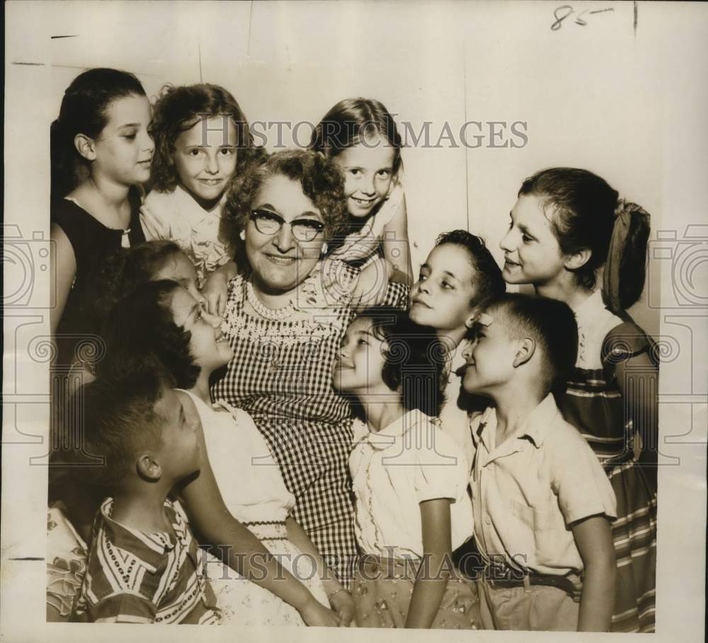 1957 Press Photo Long-Time New Orleans Teacher Miss Jeanne Pays &amp; Pupils - Historic Images