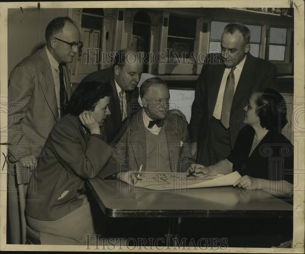 1953 Press Photo Metairie transport, city executives discuss a railroad problem - Historic Images