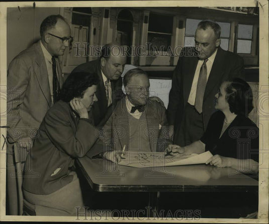 1953 Press Photo Metairie transport, city executives discuss a railroad problem - Historic Images