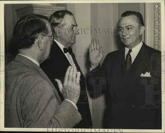 1941 Press Photo Lee O'Daniel takes his oath as Texas Senator, Washington, D.C. - Historic Images