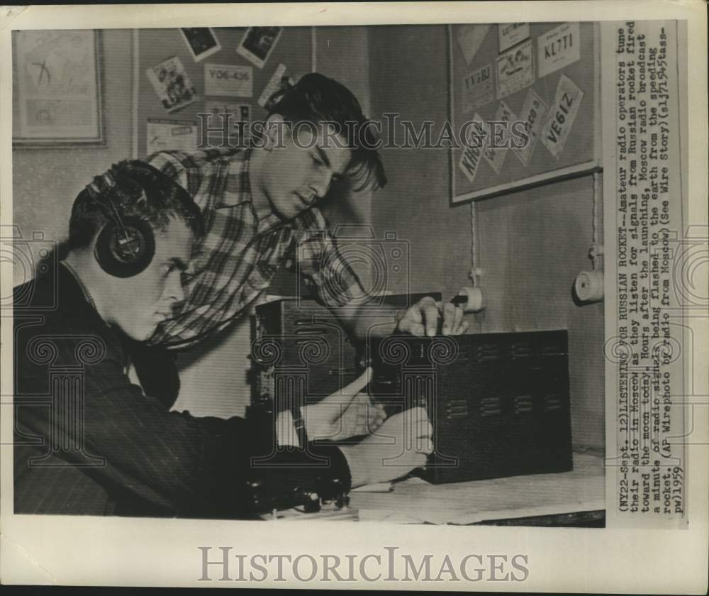 1959 Press Photo Amateur radio operators tune radio in Moscow for moon rocket - Historic Images