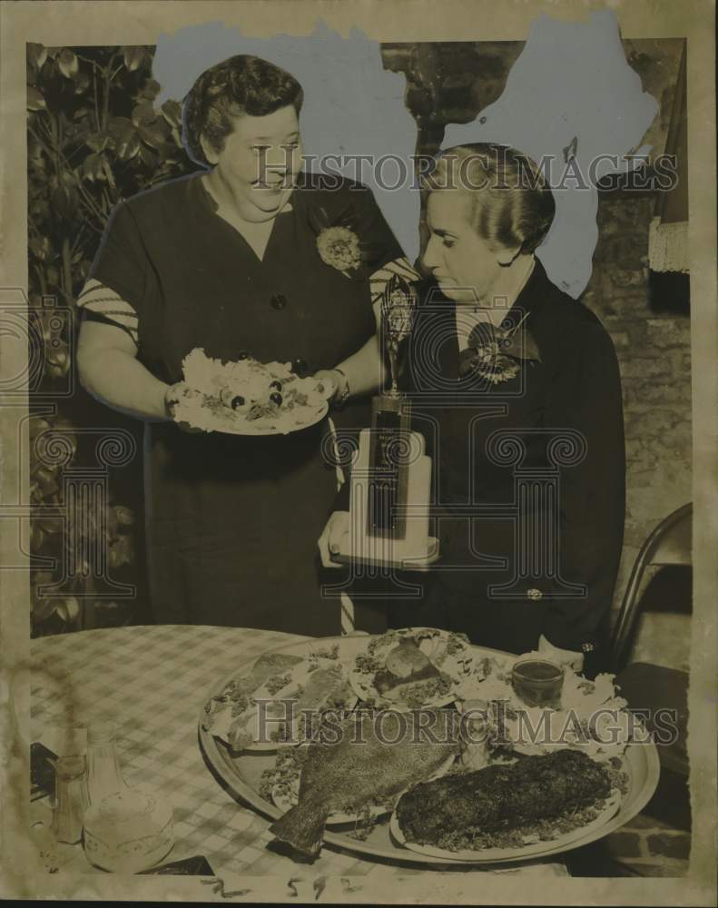 1955 Press Photo Fat Girls Anonymous Members with Trophy, Award, New Orleans - Historic Images