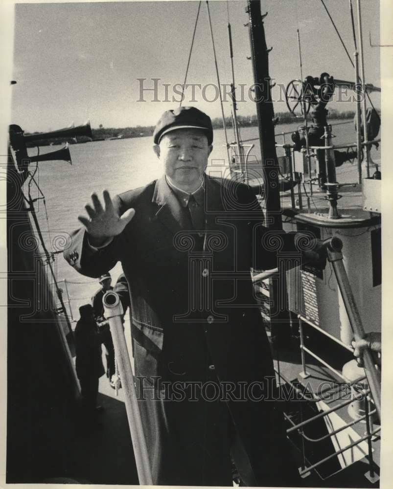 1977 Press Photo Chinese Ambassador Huang Chen on Boat, New Orleans - Historic Images