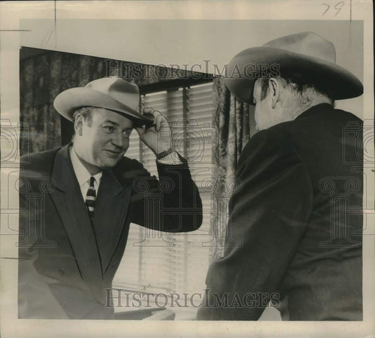 1956 Press Photo Wealthy "happy farmer" Winthrop Rockefeller adjusts his hat, LA - Historic Images