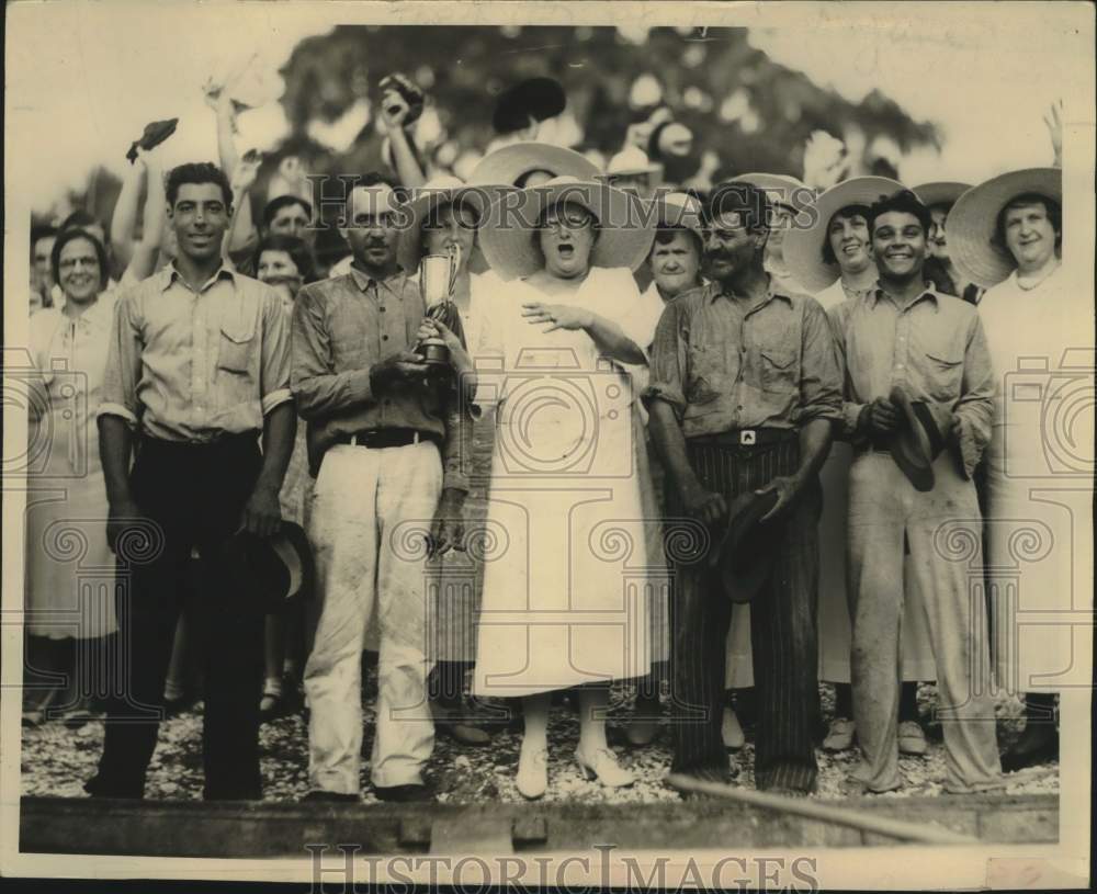 1934 Press Photo Barataria Women&#39;s Club President Mrs. Thilborger Presents Cup - Historic Images