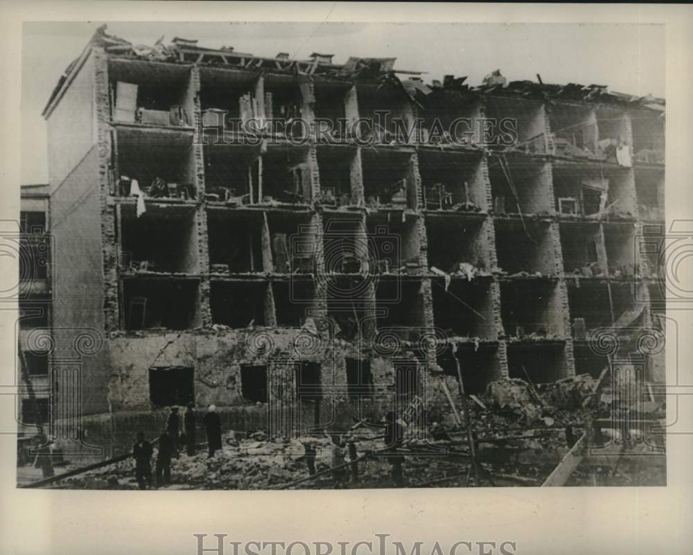 1941 Press Photo Back of apartment building, air raid wreckage in Moscow. - Historic Images