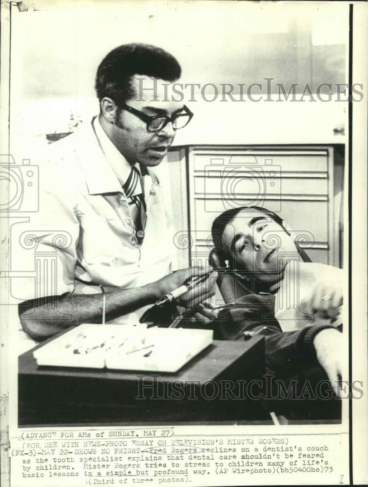 1973 Press Photo Fred Rogers of &quot;Mister Rogers&#39; Neighborhood&quot; with Dentist - Historic Images