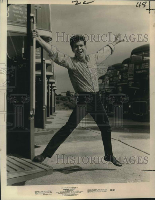 1963 Press Photo British Singer-Actor Cliff Richard in "Summer Holiday" - Historic Images