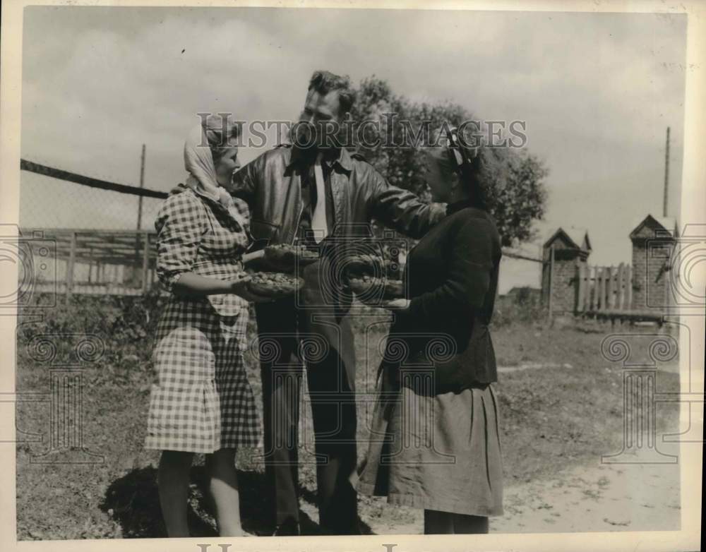 Press Photo Bielorussian girls present strawberries to John Strohm in Minsk - Historic Images