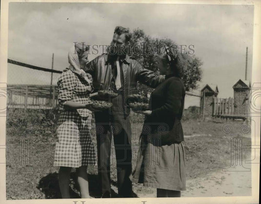 Press Photo Bielorussian girls present strawberries to John Strohm in Minsk - Historic Images