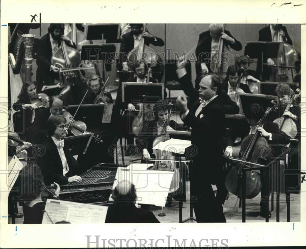 1982 Press Photo Conductor James Paul Rehearses Baton Rouge Symphony - Historic Images