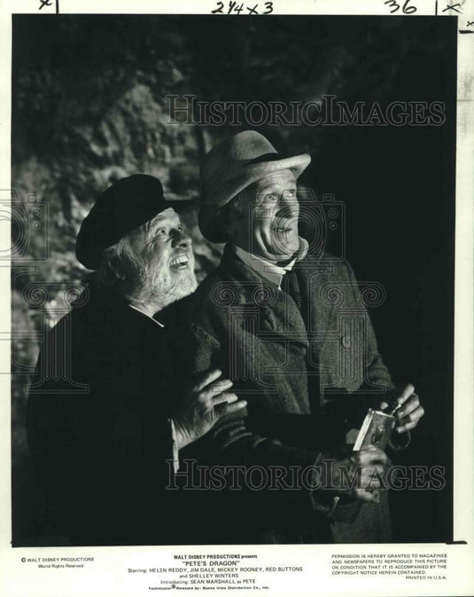 1977 Press Photo Mickey Rooney & Red Buttons in a scene from "Pete's Dragon" - Historic Images