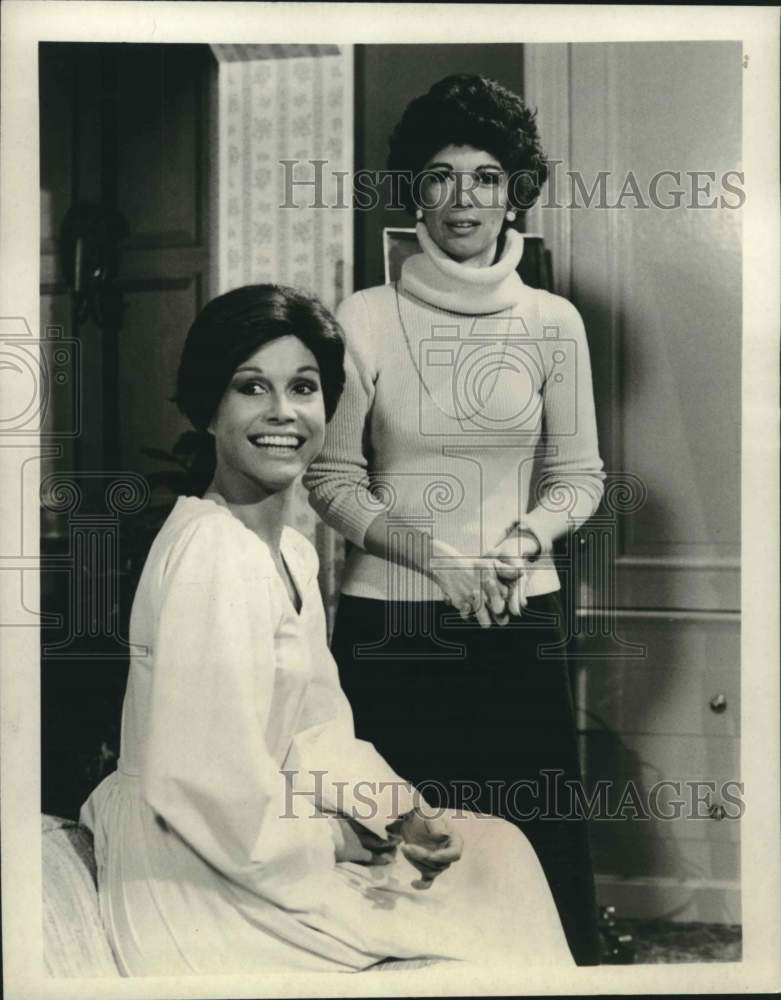 1978 Press Photo &quot;First You Cry&quot; Actor Mary Tyler Moore &amp; Author Betty Rollin- Historic Images