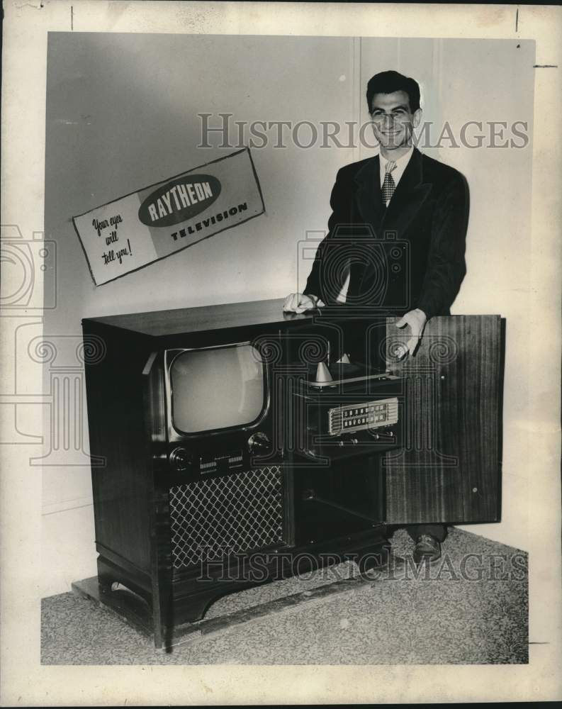 1950 Press Photo Graybar Electric Corporation&#39;s Don Sementa Shows 1951 TV - Historic Images