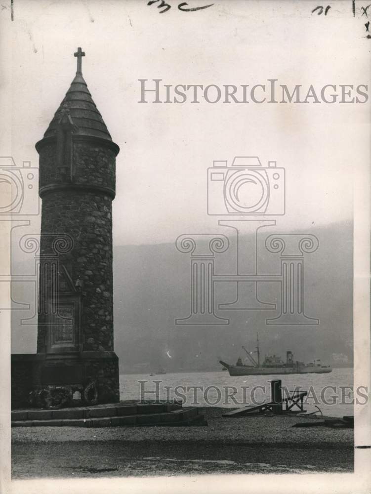 1961 Press Photo Hol Loch, a floating base for nuclear submarines, Scotland - Historic Images