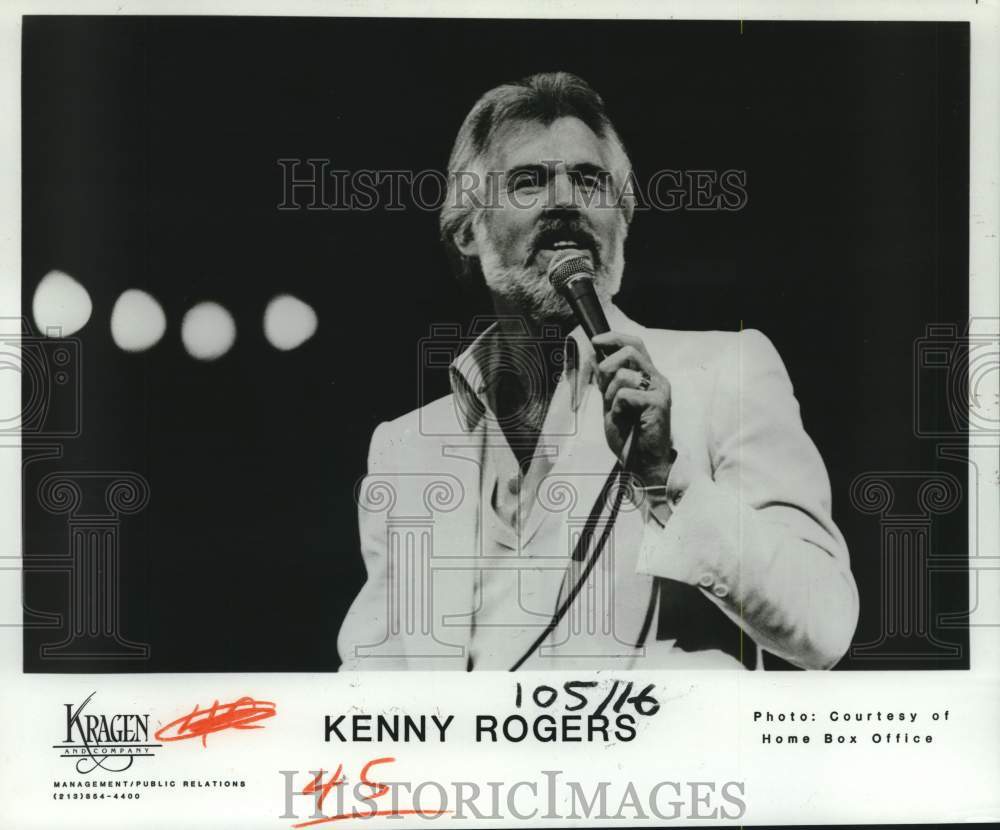 1984 Press Photo Singer/songwriter Kenny Rogers performs on stage - Historic Images