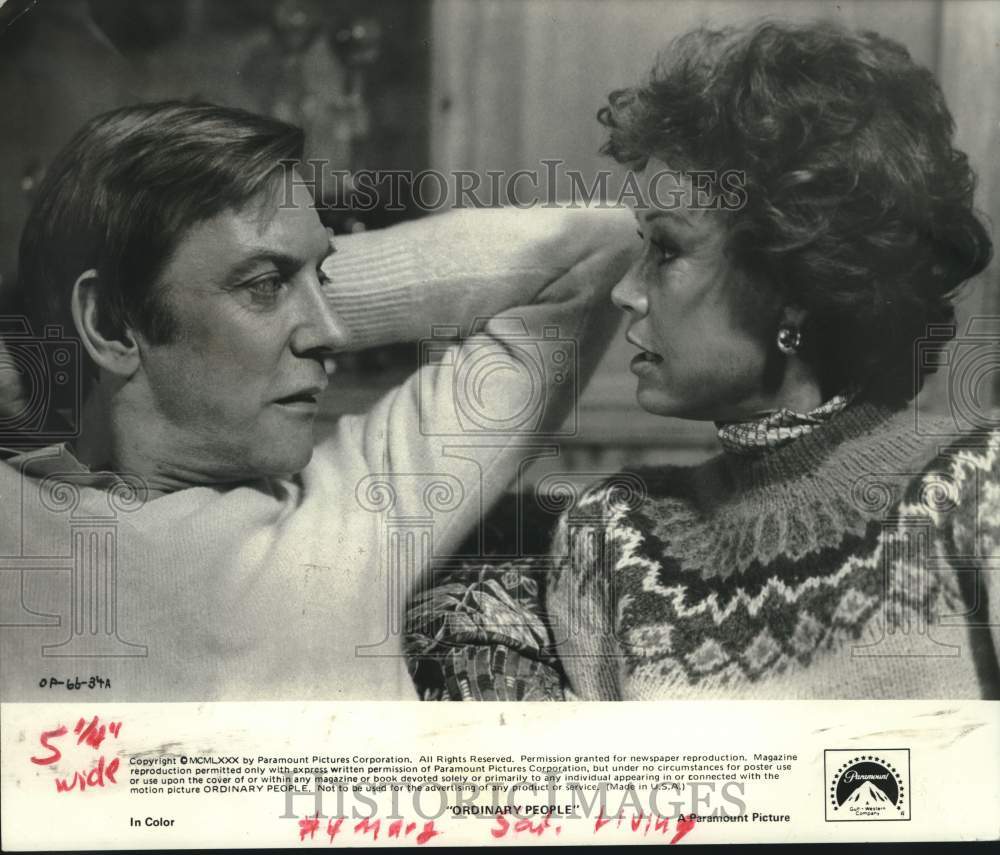 1981 Press Photo Donald Sutherland & Mary Tyler Moore in  "Ordinary People." - Historic Images