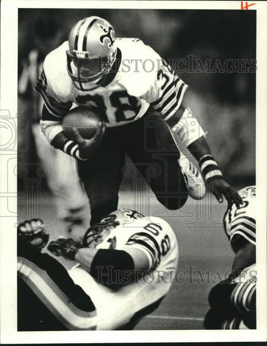 1981 Press Photo Football player George Roger runs the ball down field - Historic Images