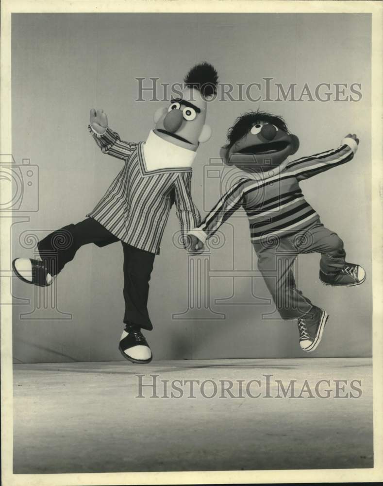 1978 Press Photo Sesame Street&#39;s Bert &amp; Ernie perform on Holiday On Ice, LA. - Historic Images