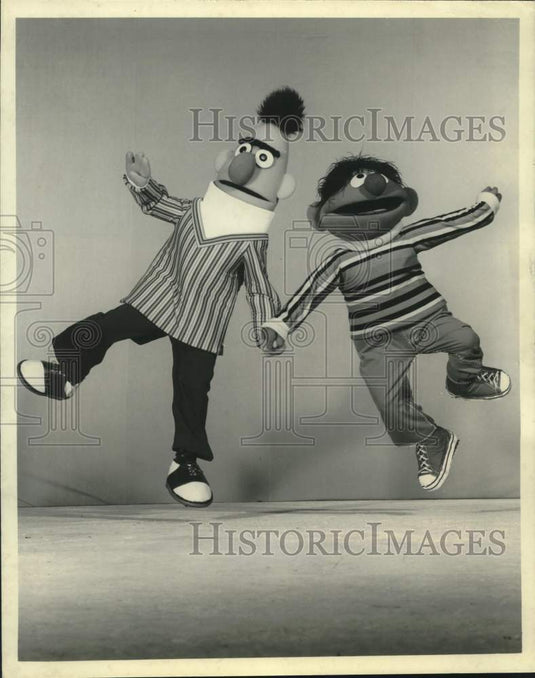 1978 Press Photo Sesame Street's Bert & Ernie perform on Holiday On Ice, LA. - Historic Images