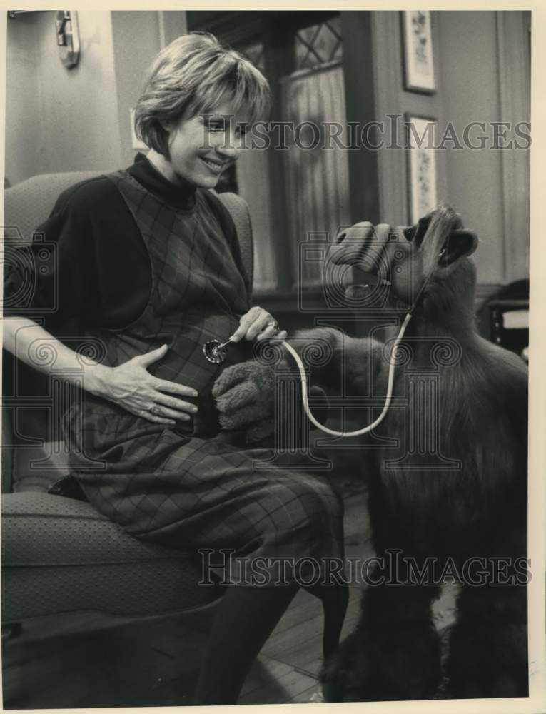 1989 Press Photo &quot;Alf&quot; checks on Anne Schedeen&#39;s baby in &quot;Having My Baby&quot; - Historic Images