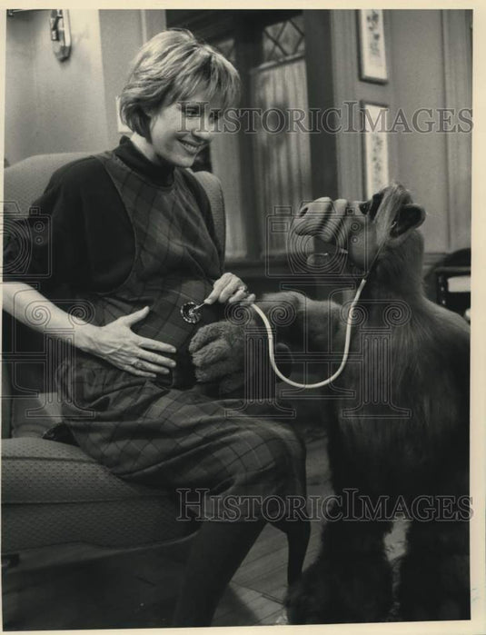 1989 Press Photo "Alf" checks on Anne Schedeen's baby in "Having My Baby" - Historic Images
