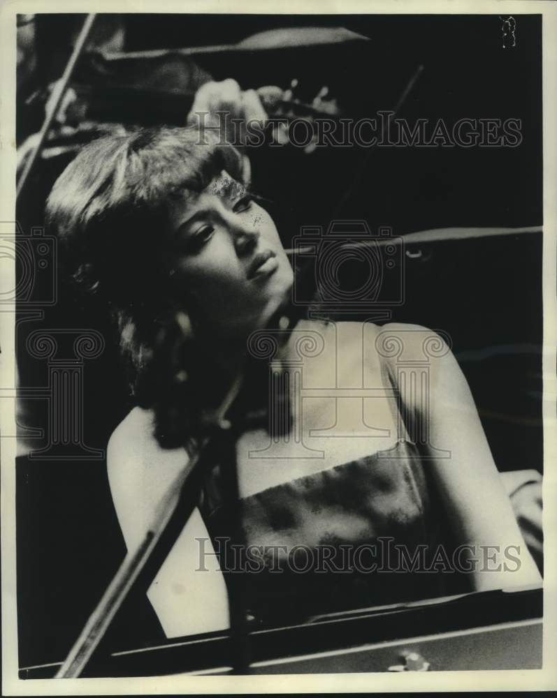 1972 Press Photo Pianist Eva Maria Zuk performs on stage at a concert - Historic Images