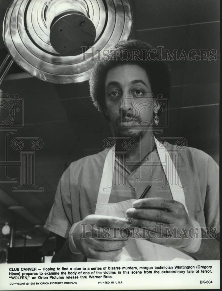 1981 Press Photo Actor Gregory Hines prepares to do an examination in "Wolfen" - Historic Images