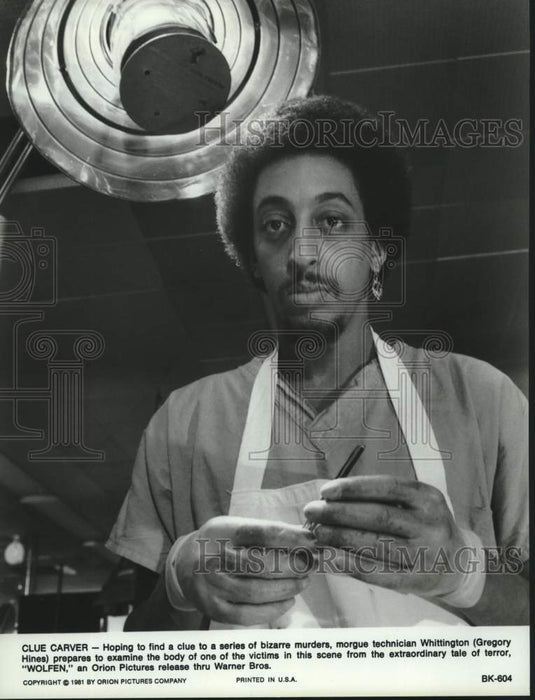 1981 Press Photo Actor Gregory Hines prepares to do an examination in "Wolfen" - Historic Images